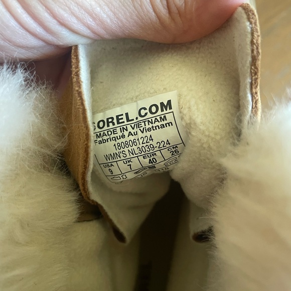 Sorel Tan Winter Boots with White Fur Trim - Picture 7 of 8